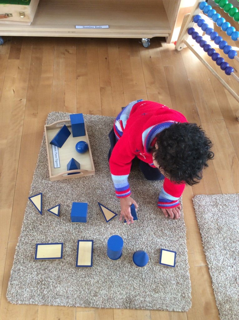 Matching 2D shapes with the geometric solids.