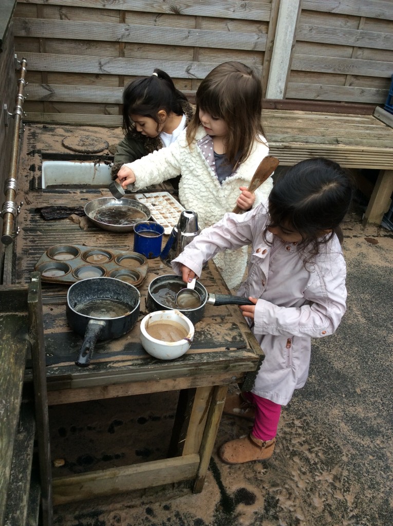 More play in the mud kitchen.